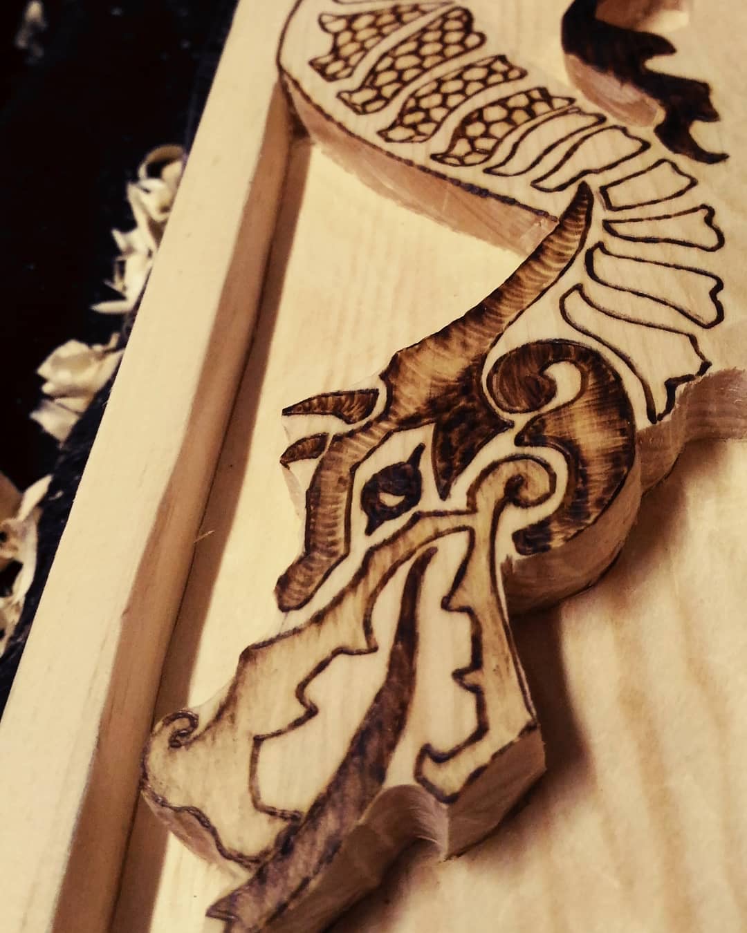 Cornice in legno intagliata con drago celtico