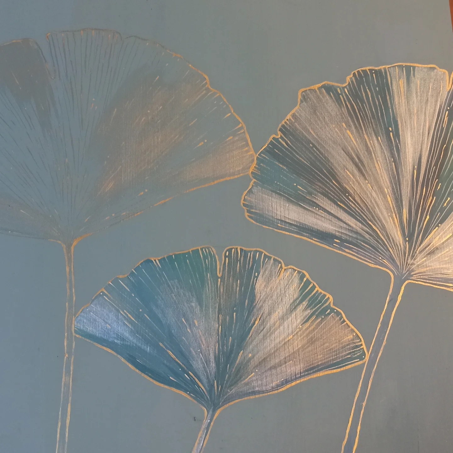 Mobile con foglie di ginkgo dipinte e intagliate
