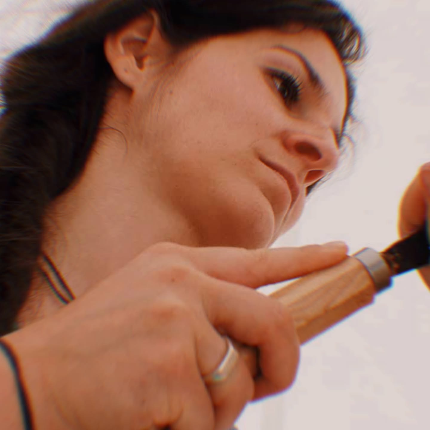 Ilaria Roccon mentre intaglia una scultura in legno