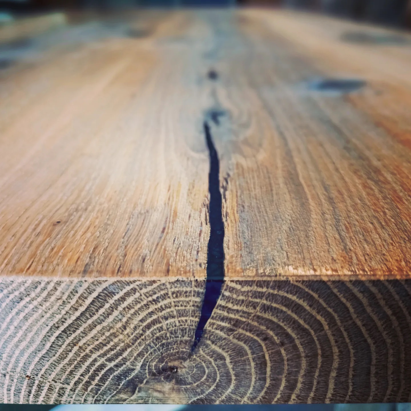 Tavolo in rovere con resina epossidica nera